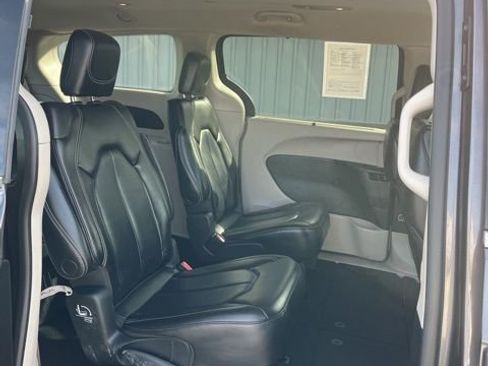 Used 2023 Chrysler Pacifica Touring-L FWD image 33