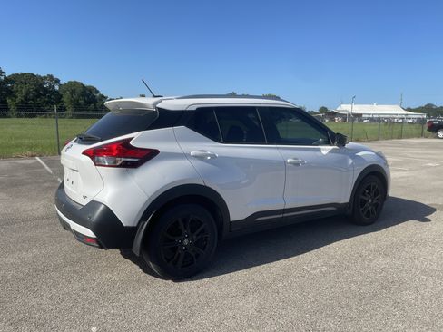 Used 2020 Nissan Kicks SR FWD image 2