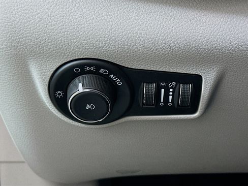 Used 2023 Jeep Compass Latitude AWD/4WD image 16