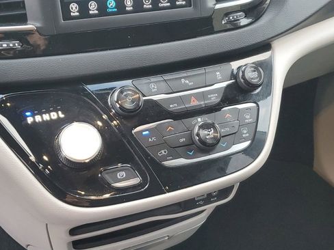 Used 2018 Chrysler Pacifica Touring Plus image 23