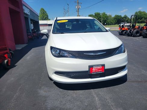 Used 2022 Chrysler Voyager LX FWD image 5
