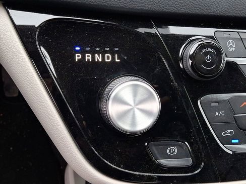 Used 2023 Chrysler Pacifica Touring-L image 15