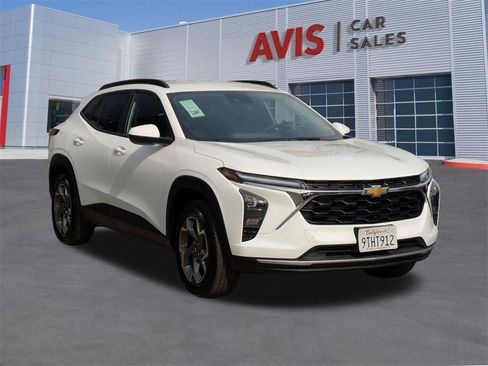 Used 2025 Chevrolet Trax LT w/ LT Convenience Package image 3