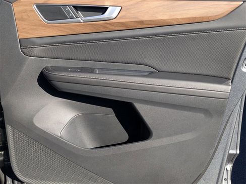 Used 2025 Volkswagen Atlas SE image 37