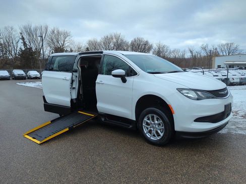 Used 2023 Chrysler Voyager LX image 2