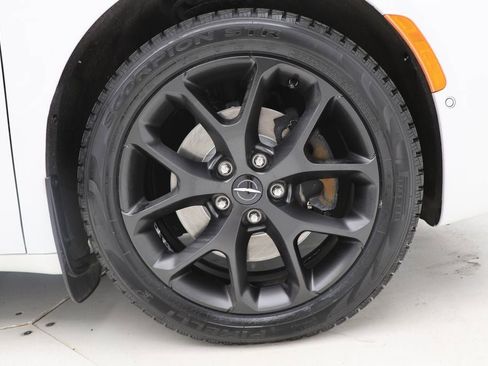 Used 2024 Chrysler Pacifica Limited w/ S Appearance Package image 10