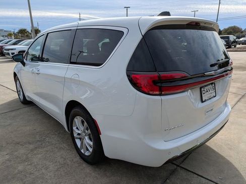 New 2026 Chrysler Pacifica Select image 6