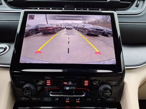 New 2025 Jeep Grand Cherokee Limited image 11