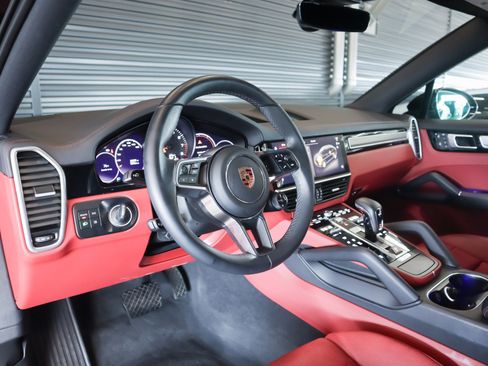 Certified 2023 Porsche Cayenne Platinum Edition image 4