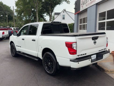 Used 2018 Nissan Titan SV w/ SV Convenience Package AWD/4WD image 6