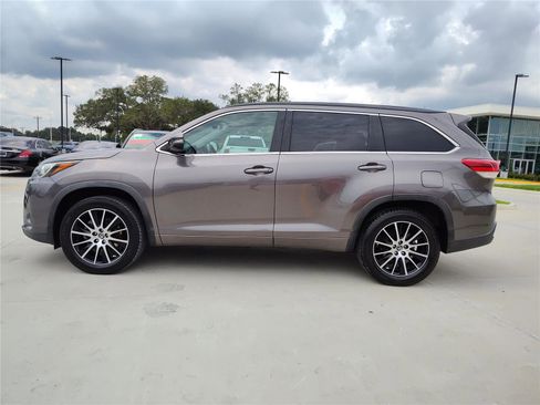 Used 2017 Toyota Highlander SE image 3
