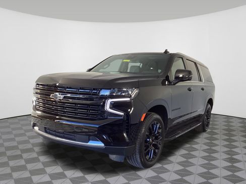 Used 2023 Chevrolet Suburban LT w/ LT Signature Package image 2