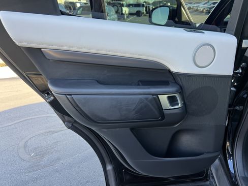 Certified 2024 Land Rover Discovery Metropolitan Edition image 31