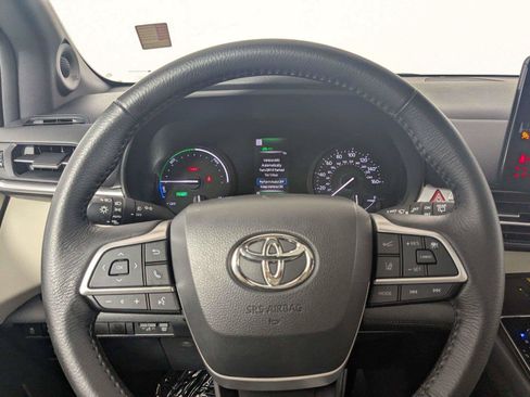 Used 2021 Toyota Sienna XLE w/ XLE Plus Package FWD image 17