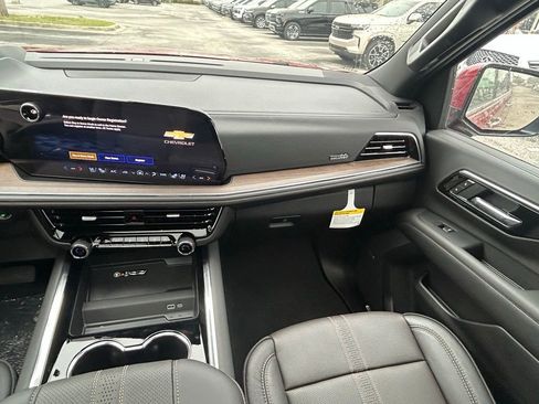 New 2025 Chevrolet Suburban High Country AWD/4WD image 17
