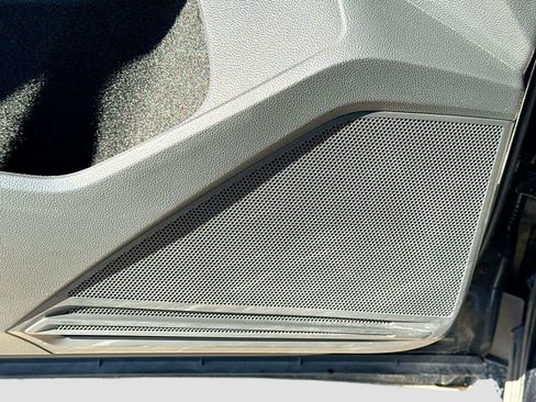 Used 2020 Volkswagen Tiguan SE image 23