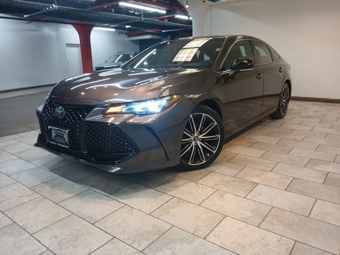 Used 2019 Toyota Avalon XSE image 3
