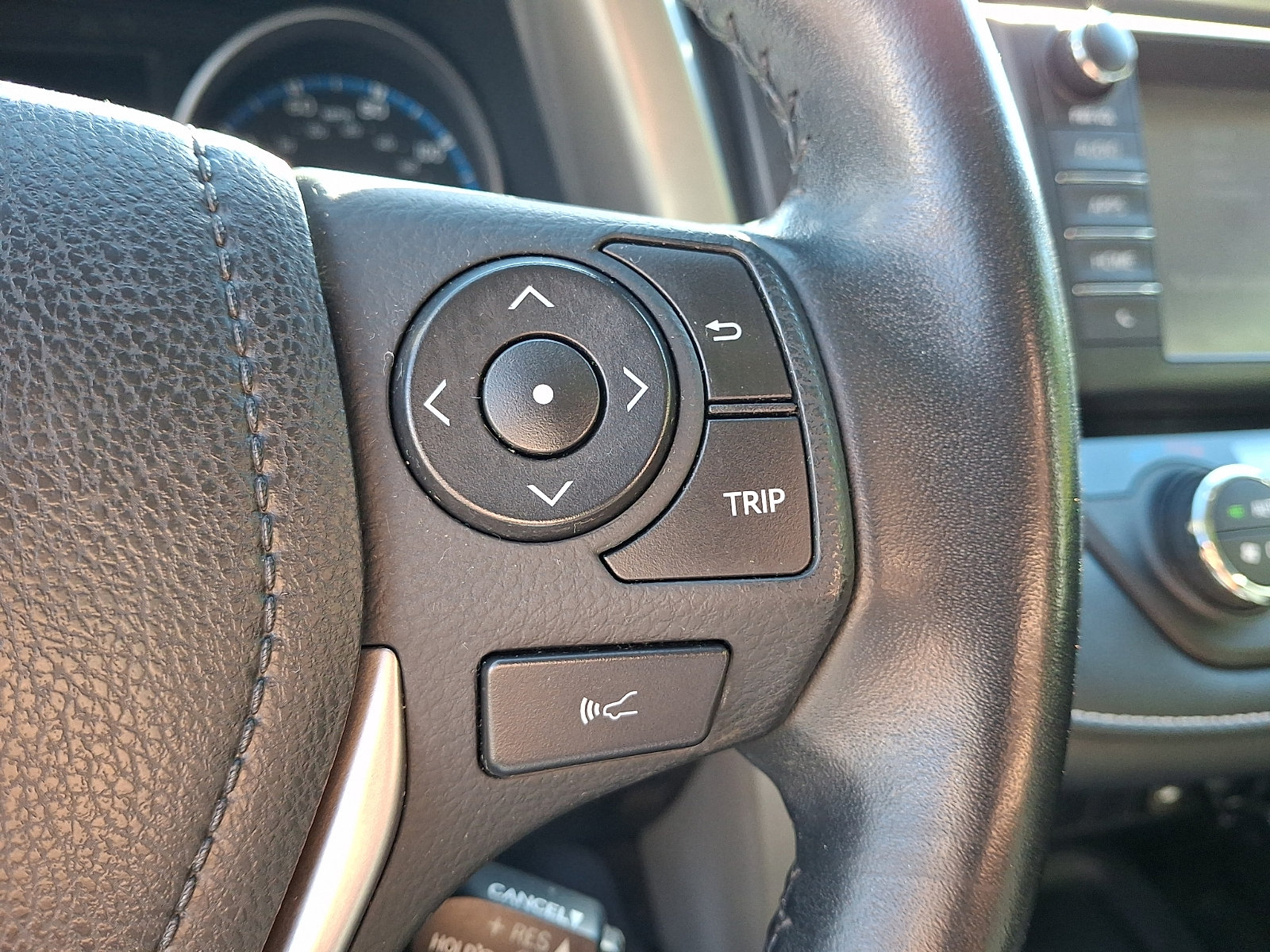 Used 2018 Toyota RAV4 XLE AWD/4WD image 23