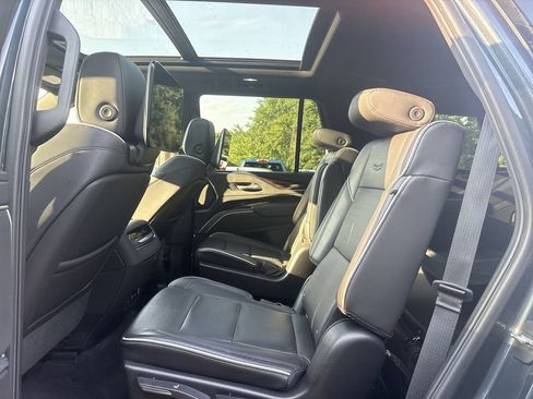Used 2021 Cadillac Escalade Premium Luxury AWD/4WD image 25