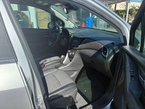 Used 2018 Chevrolet Trax LT w/ LT Convenience Package FWD image 6