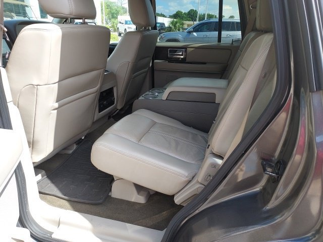 Used 2017 Lincoln Navigator Select RWD image 4