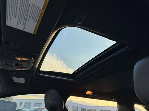 Used 2025 Toyota Sienna XLE Woodland Edition image 18