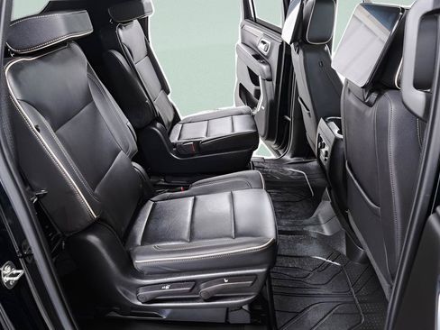 Used 2023 Chevrolet Suburban Premier w/ Advanced Technology Package AWD/4WD image 31
