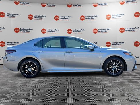 Used 2022 Toyota Camry SE image 8