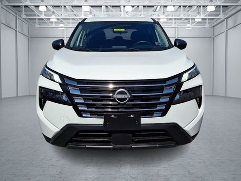 Used 2024 Nissan Rogue S AWD/4WD image 2