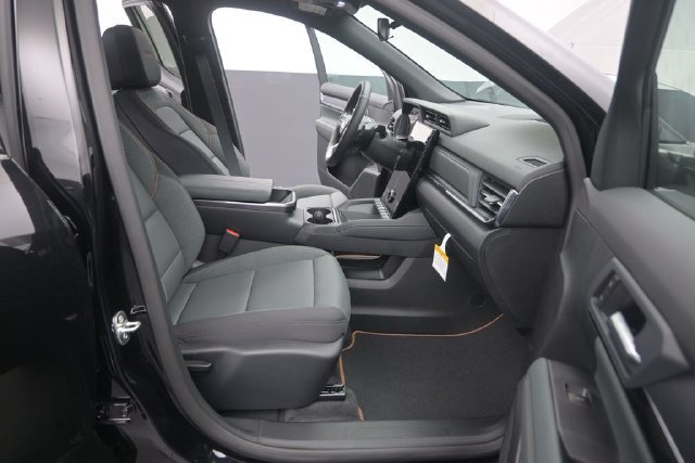 New 2026 GMC Terrain AT4 w/ LPO, Black Badging Package AWD/4WD image 18