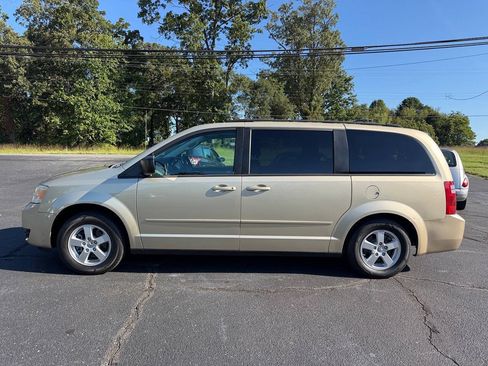 Used 2010 Dodge Grand Caravan Hero w/ Entertainment Group 1 FWD image 2