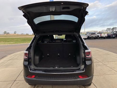 Used 2024 Jeep Compass Latitude image 25