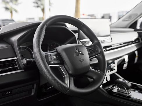 New 2025 Mitsubishi Outlander ES image 22