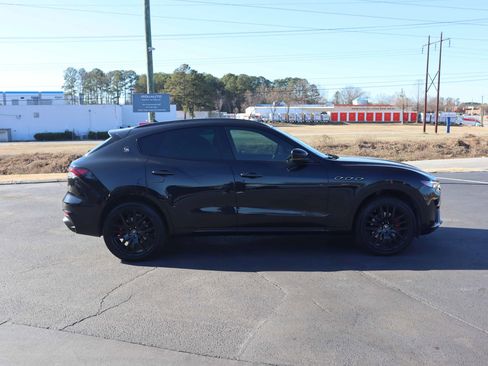 Used 2021 Maserati Levante image 11