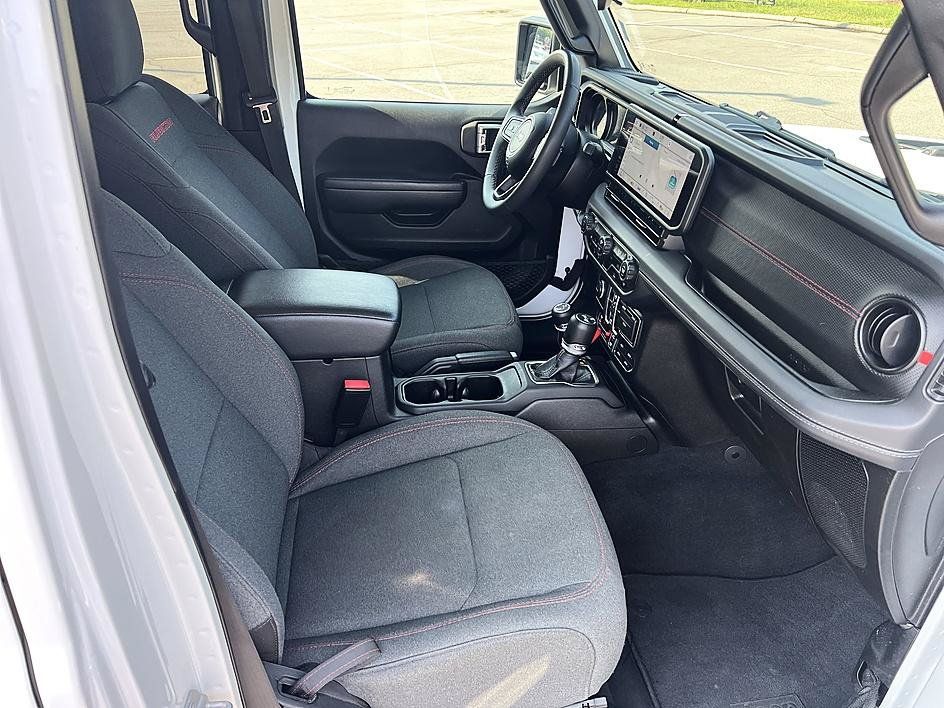 Used 2025 Jeep Wrangler Unlimited Rubicon AWD/4WD image 17