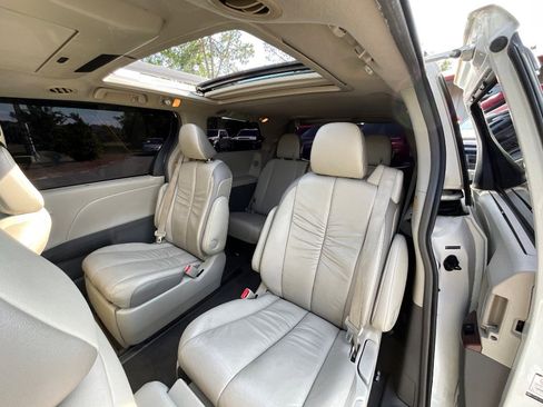 Used 2011 Toyota Sienna Limited image 21