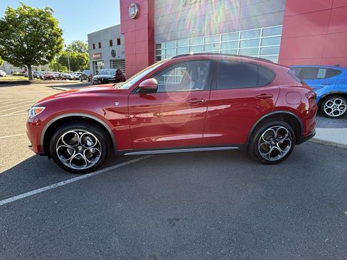 Used 2022 Alfa Romeo Stelvio Ti w/ Active Assist Plus Package AWD/4WD image 4