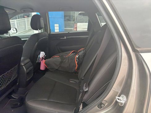 Used 2014 Kia Sorento LX image 17