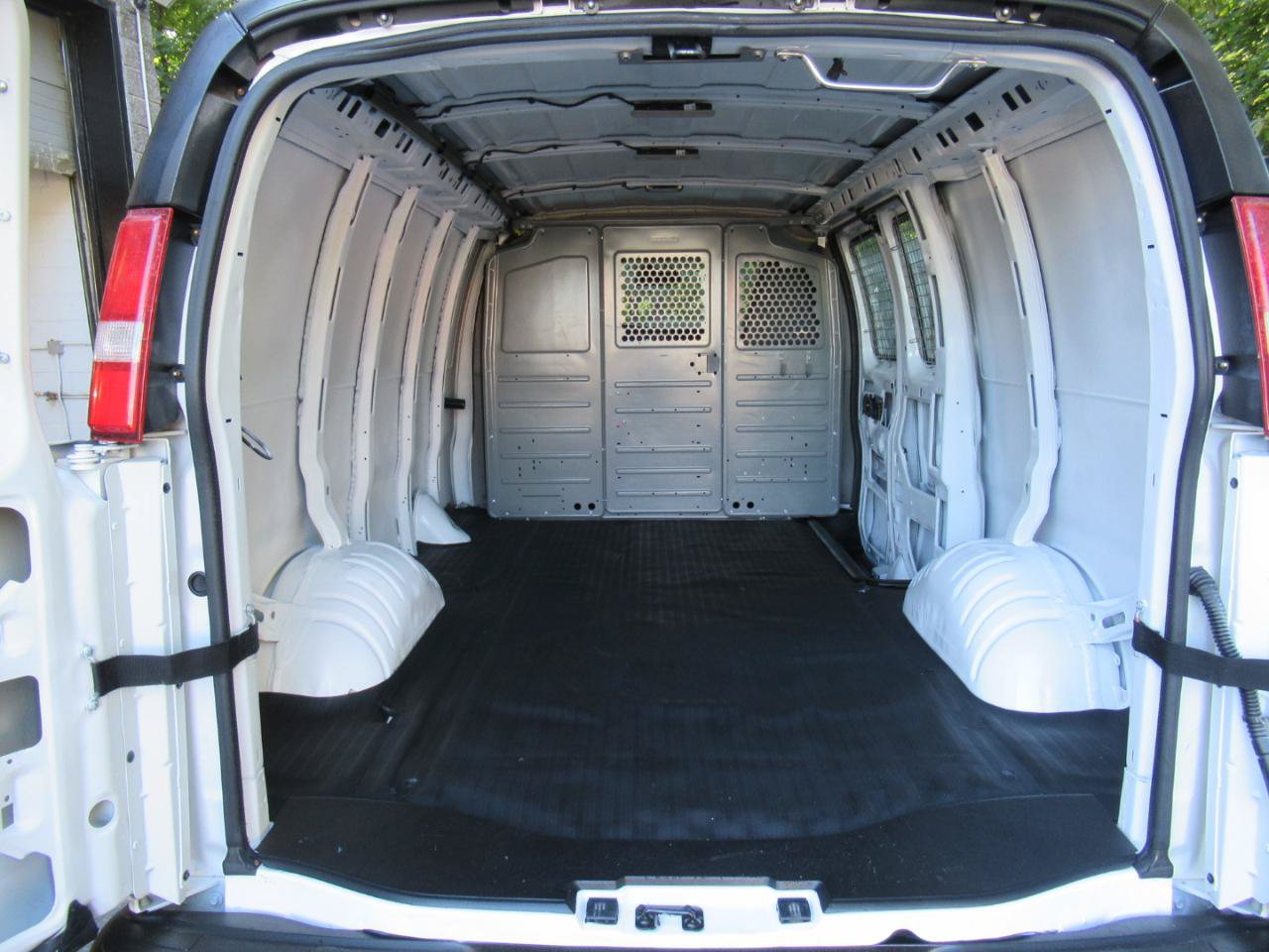 Used 2017 Chevrolet Express 2500 RWD image 9