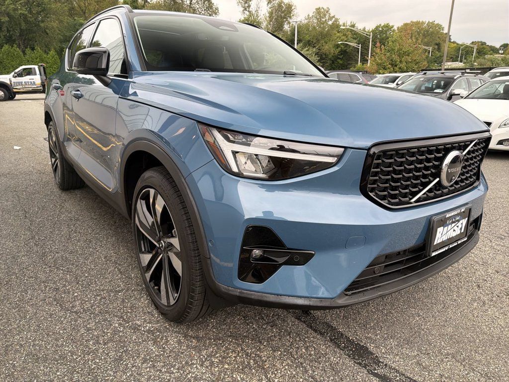 Certified 2024 Volvo XC40 B5 Plus w/ Climate Package AWD/4WD image 2