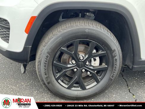 Used 2024 Jeep Grand Cherokee Altitude AWD/4WD image 9
