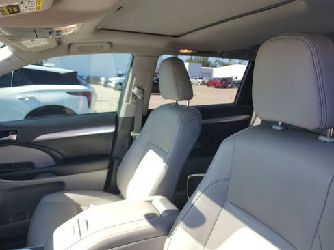 Used 2019 Toyota Highlander XLE image 18