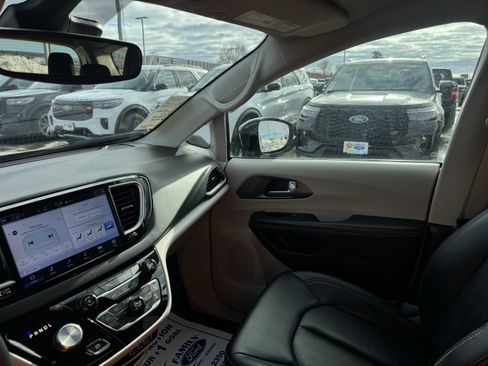Used 2024 Chrysler Pacifica Touring-L image 11