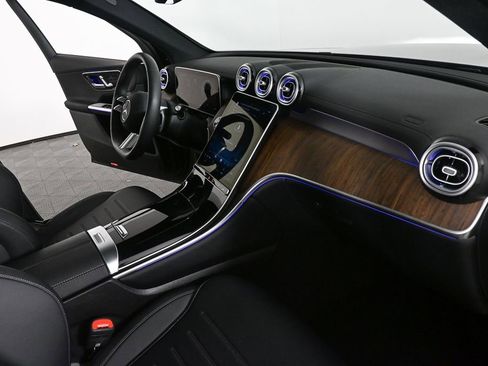 Used 2025 Mercedes-Benz GLC 300 4MATIC image 23