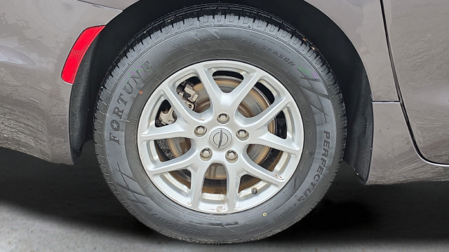 Used 2023 Chrysler Pacifica Touring-L FWD image 18