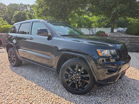 Used 2019 Jeep Grand Cherokee Altitude AWD/4WD image 33