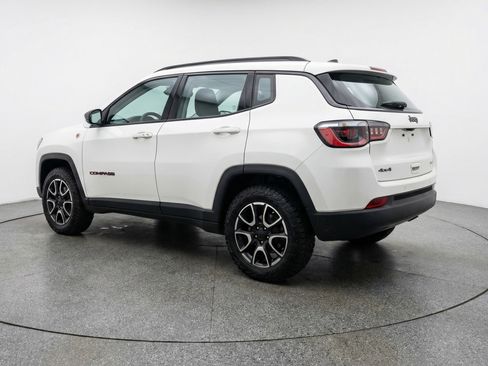 Used 2025 Jeep Compass Trailhawk image 6