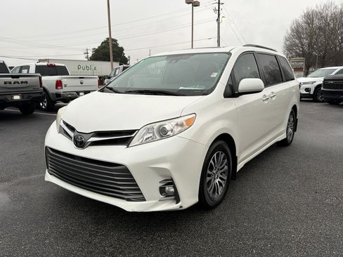 Used 2020 Toyota Sienna XLE image 2