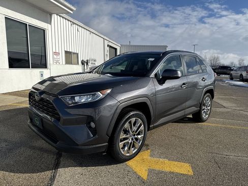 Used 2019 Toyota RAV4 XLE Premium image 5