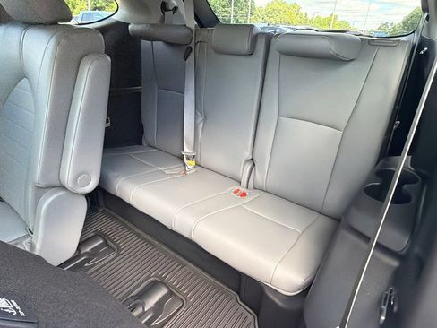 Used 2022 Toyota Highlander XLE AWD/4WD image 24